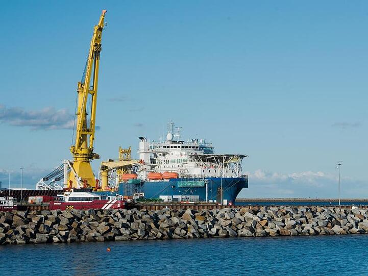 Das russische Verlegeschiff "Akademik Tscherski" liegt im Hafen Mukran auf der Insel Rügen.
