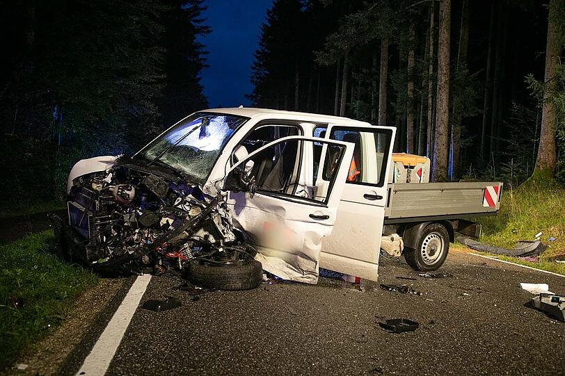 Bei dem missglückten Überholmanöver prallte ein VW Transporter frontal in einen Skoda, beide Fahrer wurden schwer verletzt.
