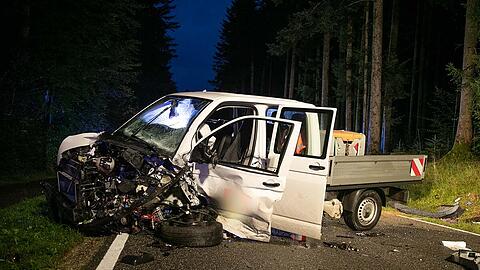 Bei dem missglückten Überholmanöver prallte ein VW Transporter frontal in einen Skoda, beide Fahrer wurden schwer verletzt.