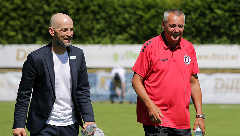 Peter Pacult (r.) mit Sechzigs Sport-Geschäftsführer Günther Gorenzel. Peter Pacult (r.) mit Sechzigs Sport-Geschäftsführer Günther Gorenzel.