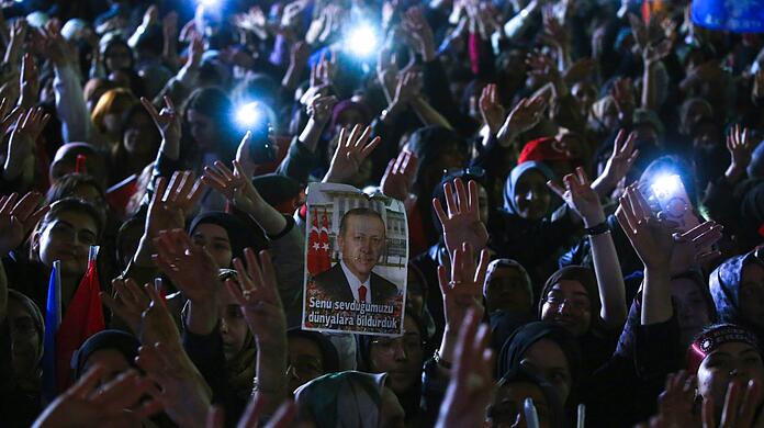 Anhänger des türkischen Präsidenten Erdogan jubeln in der Parteizentrale in Ankara.