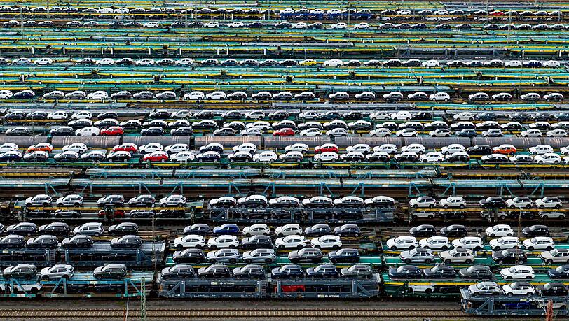 Autotransporte in Bremen: Auf die deutsche Automobilindustrie kommen durch den Zolldeal erhebliche Belastungen zu. Autotransporte in Bremen: Auf die deutsche Automobilindustrie kommen durch den Zolldeal erhebliche Belastungen zu.