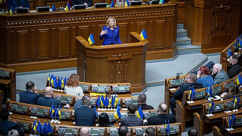 F&uuml;r die Rede von Bundestagspr&auml;sidentin Julia Kl&ouml;ckner (CDU) gibt es Applaus von den Abgeordneten der Werchowna Rada.