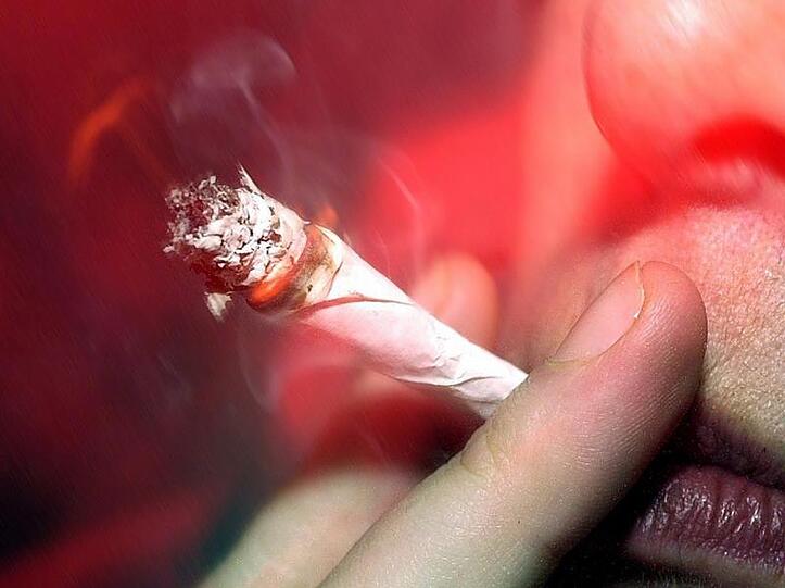 Keinen Joint, aber ein "Pfeichchen" hat ein 44-Jähriger Polizisten angeboten.