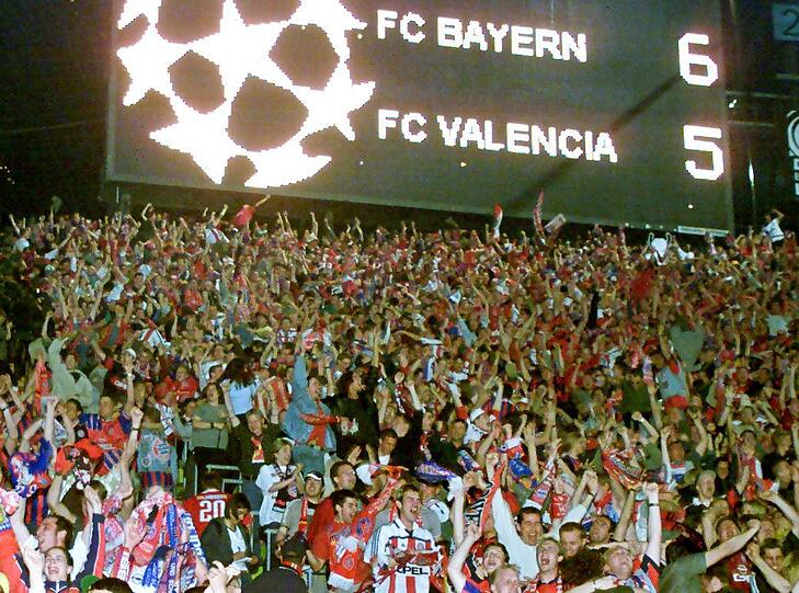Und die Massen kamen auch ins Olympiastadion, wenn die Bayern mal nicht zu Hause spielten - wie hier beim Champions League-Sieg des Rekordmeisters im Jahre 2001. Tausende erlebten die "Nacht von Mailand" und den Triumph von Kahn, Effenberg und Co. im Elfmeterschießen gegen Valencia im Oly.