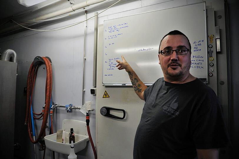 Bei der kleinen Brauererei "Giesiner Bräu" arbeiten derzeit 5 Personen an originellen Biersorten, wie die Untergiesinger Erhellung. Ein Rundgang durch die Brauerei.