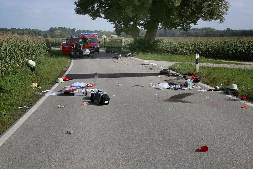 Heftiger Unfall bei Mühldorf: Ein junger Mann stürzte mit seinem Motorrad und geriet unter den Anhänger eines Traktors.