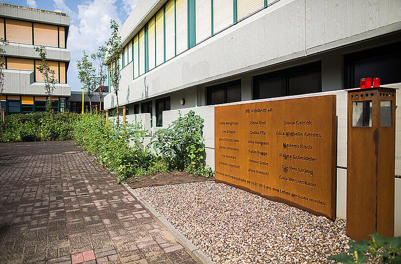 16 Schüler und zwei Lehrerinnen des Halterner Josef-König-Gymnasiums waren bei der Katastrophe im März ums Leben gekommen.
