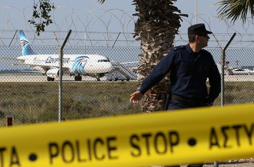 Die entführte "Egypt Air"-Maschine steht auf dem Flughafen zyprischen Hafenstadt Larnaka