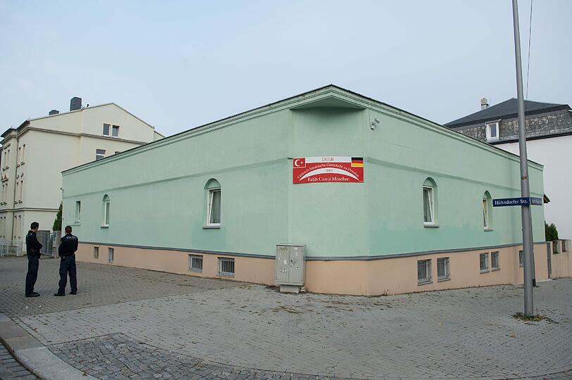 Vor einer Moschee und einem internationalen Kongressgebäude in Dresden sind zwei Sprengstoffanschläge verübt worden. Sehen Sie hier die Schäden der Explosion.