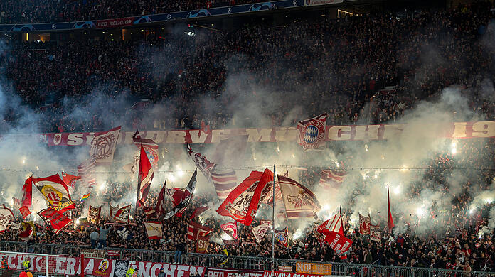 Spektakulär – aber bei der UEFA auf dem Index. Droht dem FC Bayern, nach der erneuten Pyro-Show, wieder ein Fan-Ausschluss?