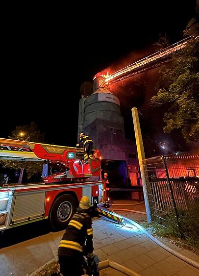 Bei Ankunft der Feuerwehr hatte der Brand im Bereich des Förderbands gerade das damit verbundene 20 Meter hohe Silo erfasst. Bei Ankunft der Feuerwehr hatte der Brand im Bereich des Förderbands gerade das damit verbundene 20 Meter hohe Silo erfasst.