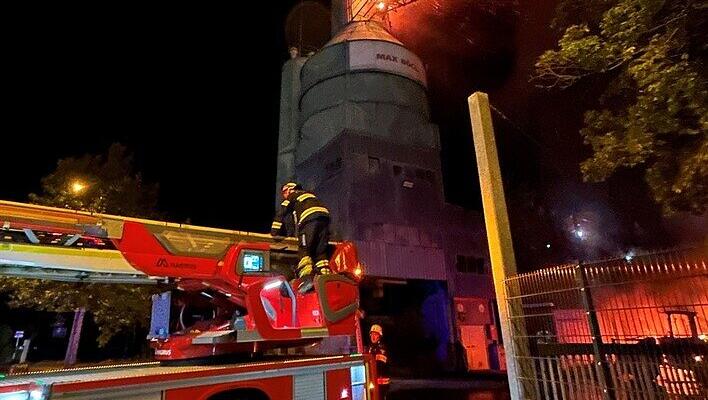 Bei Ankunft der Feuerwehr hatte der Brand im Bereich des Förderbands gerade das damit verbundene 20 Meter hohe Silo erfasst. Bei Ankunft der Feuerwehr hatte der Brand im Bereich des Förderbands gerade das damit verbundene 20 Meter hohe Silo erfasst.