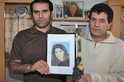 Mustafa F. (r.) und sein Sohn Hasan trauern um die dreifache Mutter Sebiha.