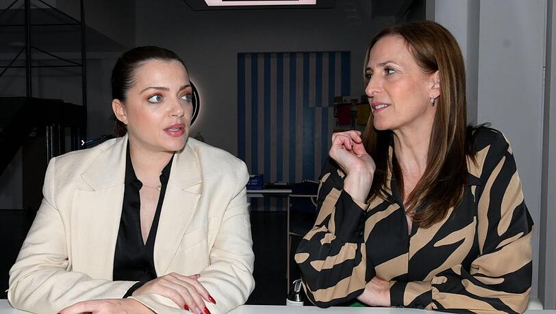 "GZSZ": Katrin (r.) macht vor Emily klar, dass sie sich eine gute Zusammenarbeit w&uuml;nscht.