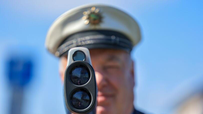 Vor einer Radarkontrolle der Polizei warnte ein Mann mit einem Plakat. (Symbolbild)