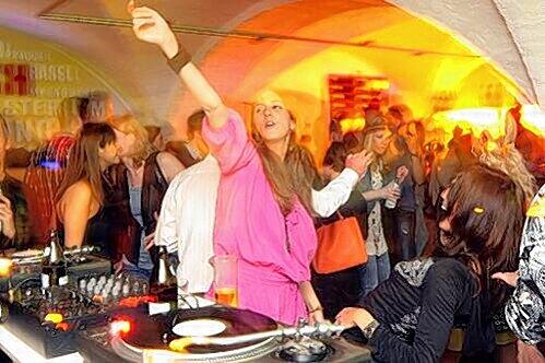 Die lange Nacht der Musik, hier die Unilounge am Geschwister Scholl Platz.