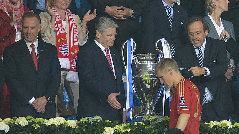 Zuvor war Schweinsteiger im Elfmeterschießen als letzter Bayern-Schütze am Pfosten gescheitert, die Münchner verloren ihr Endspiel schließlich 3:4 gegen den FC Chelsea.