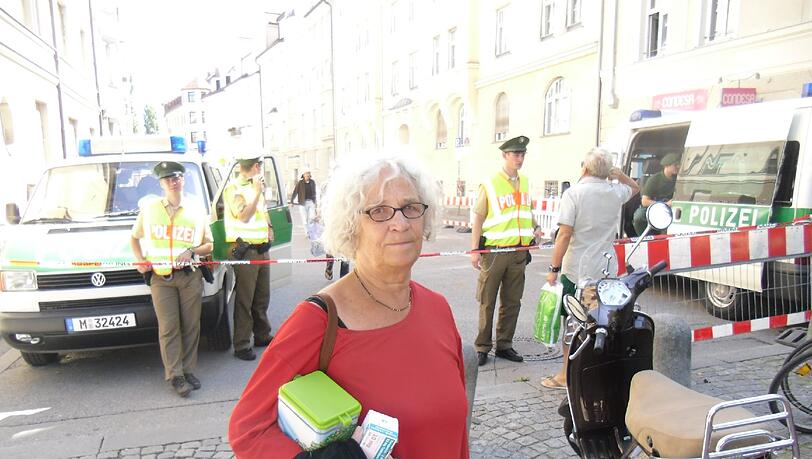 Barbara Kratz (70): „Im Treppenhaus waren überall Risse in der Wand und alles war voller Glas. Die Fensterscheiben sind kaputt, und auch die Rahmen hat es richtig eingedrückt. Auch in meiner Wohnung sind die Fensterscheiben gesprungen. Die Statiker müssen jetzt erstmal die Sicherheit des Hauses genau prüfen. Und ich habe nichts mehr zum Anziehen.“ Barbara Kratz (70): „Im Treppenhaus waren überall Risse in der Wand und alles war voller Glas. Die Fensterscheiben sind kaputt, und auch die Rahmen hat es richtig eingedrückt. Auch in meiner Wohnung sind die Fensterscheiben gesprungen. Die Statiker müssen jetzt erstmal die Sicherheit des Hauses genau prüfen. Und ich habe nichts mehr zum Anziehen.“
