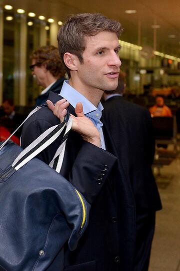 Die Bayern-Profis beim Abflug in München: Thomas Müller