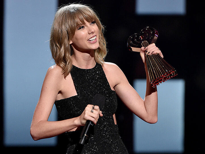 Taylor Swift mit dem Preis "Beste Künstlerin des Jahres" bei den iHeartRadio Music Awards 2015 in Los Angeles