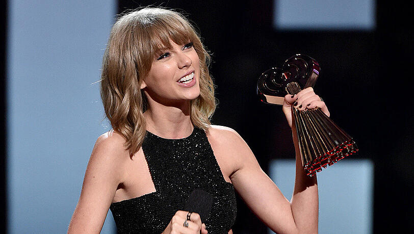 Taylor Swift mit dem Preis "Beste Künstlerin des Jahres" bei den iHeartRadio Music Awards 2015 in Los Angeles Taylor Swift mit dem Preis "Beste Künstlerin des Jahres" bei den iHeartRadio Music Awards 2015 in Los Angeles