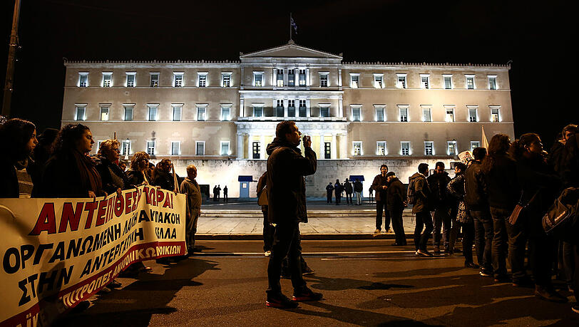 Immer wieder kommt es wegen der Sparauflagen für die griechische Regierung zu Protesten vor dem Parlamentsgebäude in Athen. Immer wieder kommt es wegen der Sparauflagen für die griechische Regierung zu Protesten vor dem Parlamentsgebäude in Athen.