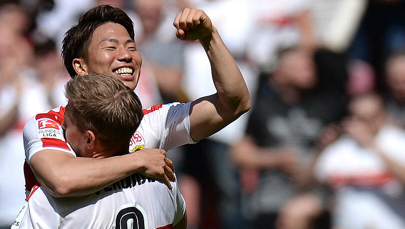 Stuttgarts Torschütze Takuma Asano und Simon Terodde bejubeln das Tor zum 1:0 gegen den KSC. Stuttgarts Torschütze Takuma Asano und Simon Terodde bejubeln das Tor zum 1:0 gegen den KSC.
