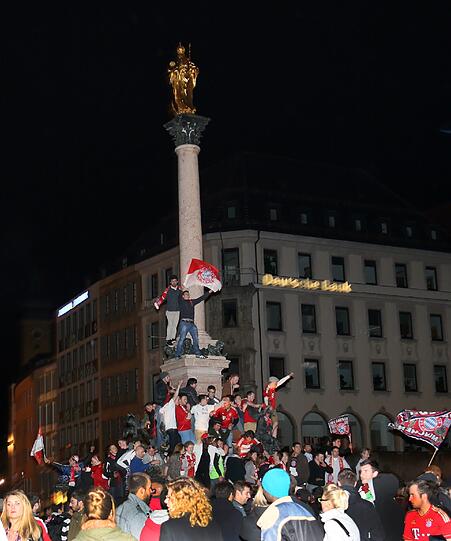 Die Fan-Party am Marienplatz: Bayern-Anhänger haben sogar die Mariensäule eingenommen. Die Bilder