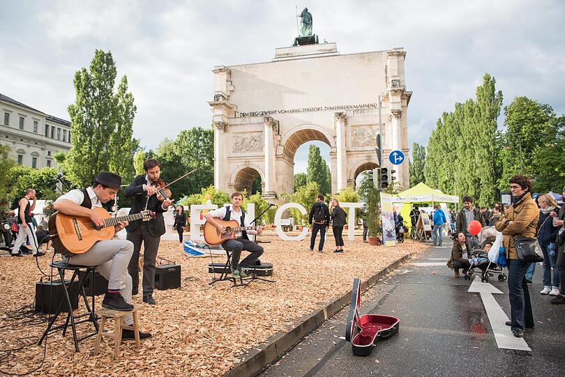 Beim Streetlife Festival verwandeln Green City e.V. zusammen mit dem Referat für Gesundheit und Umwelt den Asphalt vom Odeonsplatz bis zur Georgenstraße in eine grüne und pulsierende Erlebniswelt.
