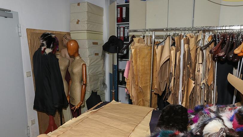 Pelzfetzen, Mannequins und Schnittmuster: In der kleinen Werkstatt probiert der Kürschner Neues aus. Pelzfetzen, Mannequins und Schnittmuster: In der kleinen Werkstatt probiert der Kürschner Neues aus.