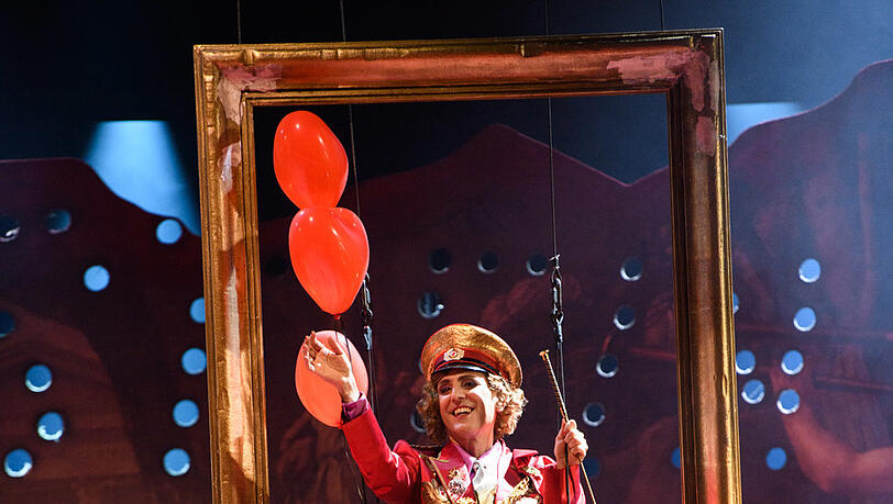 Juan Carlos Falcón als Großherzogin von Gerolstein in Josef E. Köpplingers Inszenierung im Gärtnerplatztheater. Juan Carlos Falcón als Großherzogin von Gerolstein in Josef E. Köpplingers Inszenierung im Gärtnerplatztheater.