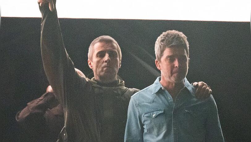 Historische Aufnahme: Liam Gallagher (l.) legt beim Oasis-Auftaktkonzert in Cardiff den Arm um seinen Bruder Noel.