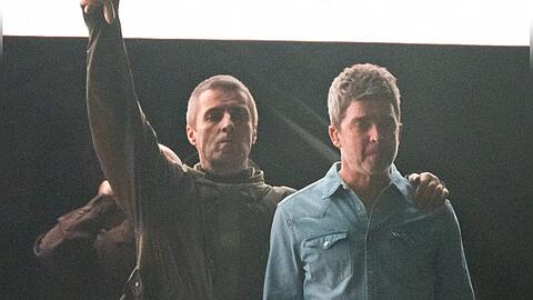 Historische Aufnahme: Liam Gallagher (l.) legt beim Oasis-Auftaktkonzert in Cardiff den Arm um seinen Bruder Noel.