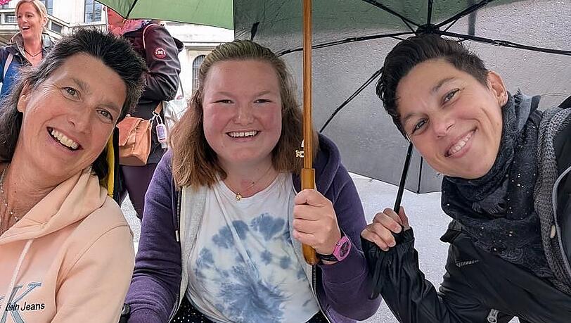 Warten auf den Einlass: Die Freundinnen Melanie, Lea und Theresa (von links) waren schon früh am Königsplatz für das Andreas Gabalier Konzert in München.