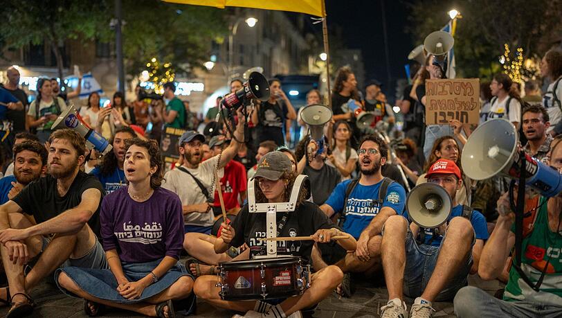 Erneut fordern Demonstranten in Israel von ihrer Regierung ein Abkommen zur Beendigung des Krieges.