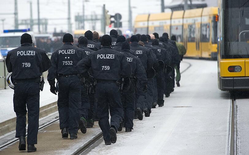 Bei den Protesten gegen den Neonazi-Aufmarsch am
Samstag in Dresden haben Gewalttäter nach Polizeiangaben an mehreren
Stellen Absperrungen durchbrochen. Die Beamten versuchten mit
Schlagstöcken, Reizgas und Wasserwerfern, das Eindringen zu
verhindern. Rund 1000 Menschen hätten die Sperren überwunden und
seien auf das den Neonazis zugewiesene Gelände am Hauptbahnhof
gelangt. Rund 600 Rechtsextreme seien an den Veranstaltungsorten
angekommen, mehrere hundert weitere Anhänger des rechten Spektrums
befänden sich noch auf dem Weg. Ursprünglich hatten die Behörden 4000
Neonazis erwartet. Teils auf Straßen sitzende Gegendemonstranten
verhinderten bislang, dass die rechten Gruppen zusammenfinden. Die
Polizei drohte damit die Blockade zu räumen.