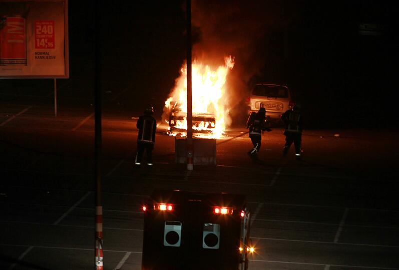 Der Wagen geht völlig in Flammen auf. Der Mann, der sich nach einem Disco-Besuch hatte schlafen gelegen, ist bei lebendigem Leib verbrannt.