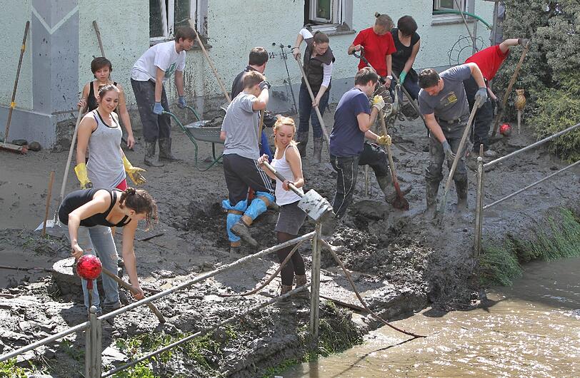In Passau konnten einige Anwohner zu ihren Häusern - und mussten erst einmal Schlamm schippen.