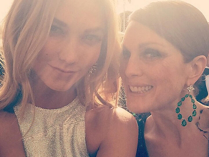"Ich fühle mich so geehrt, eine der Vertreterinnen für @lorealparisofficial zu sein, gemeinsam mit dieser Ikone und Schönheit #JulianneMoore", schrieb Model Karlie Kloss zu ihrem Schnappschuss mit der Schauspielerin.