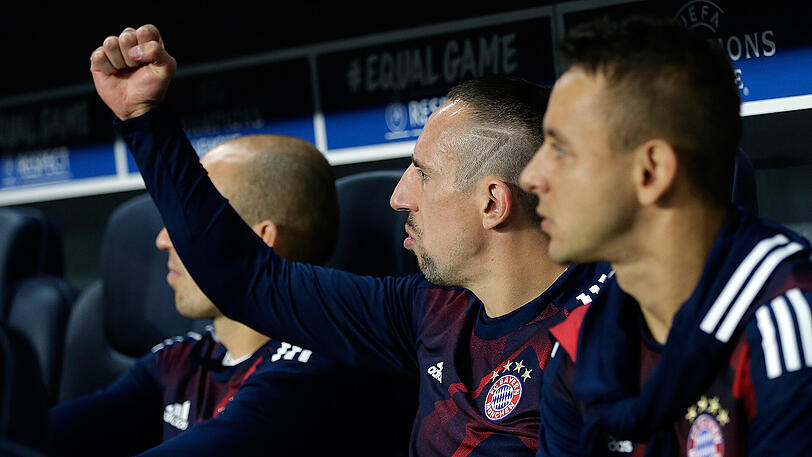 "SETZT ENERGIE FREI": Franck Ribéry ist inzwischen 34 Jahre alt, bei der Frisur hält er aber nach wie vor mit den jungen Hüpfern mit.
Schon mehrmals ließ sich der Publikumsliebling der Bayern-Fans &bdquo;seine&ldquo; Nummer 7 einrasieren. Für Amin trotz des fortgeschrittenen Fußballeralters völlig in Ordnung. &bdquo;Das ist eine Philosophiefrage. Wenn sich dadurch Energie freisetzt und er besser spielt, ist alles gut. Und außerdem: Auf dem Spielfeld gibt es ja keinen Spiegel.&ldquo;