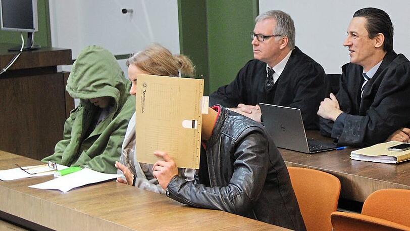 Die beiden Angeklagten mit ihren Anwälten.