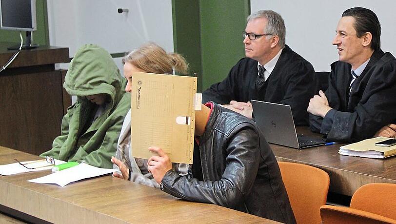 Die beiden Angeklagten mit ihren Anwälten. Die beiden Angeklagten mit ihren Anwälten.