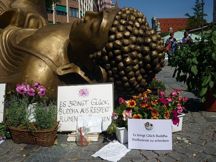 Süßer Senf, fast leerer Teller. Dazu die Botschaft an den Buddha.