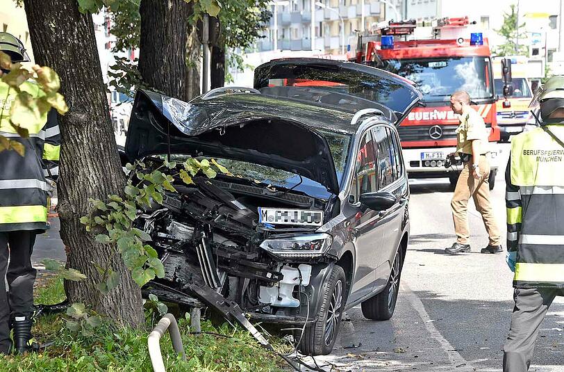 Schwerer Unfall auf der Tegernseer Landstraße: Ein Pkw kam von der Straße ab und raste in einen Baum.