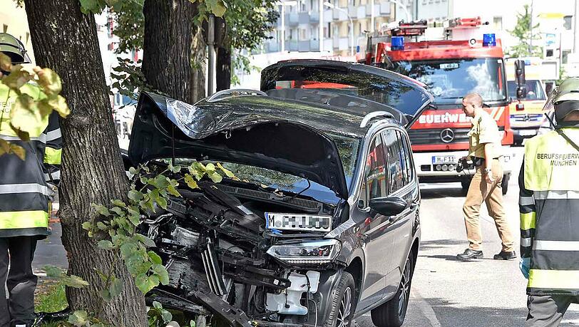 Schwerer Unfall auf der Tegernseer Landstraße: Ein Pkw kam von der Straße ab und raste in einen Baum. Schwerer Unfall auf der Tegernseer Landstraße: Ein Pkw kam von der Straße ab und raste in einen Baum.