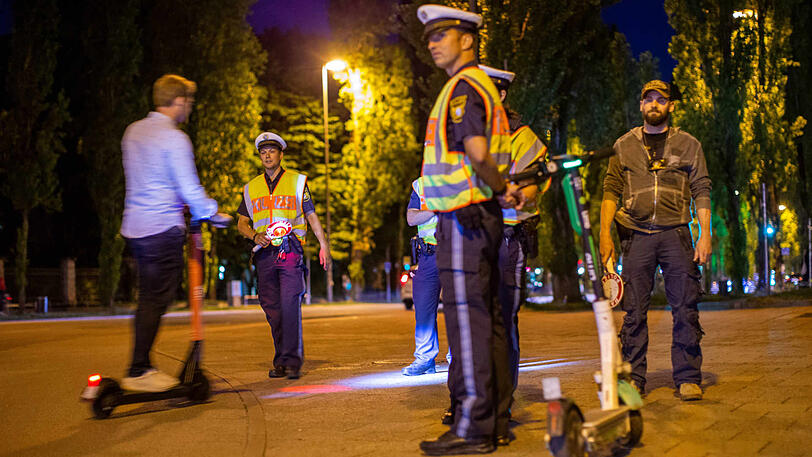 Die Münchner Polizei hat in der Vergangenheit im Zusammenhang mit E-Scooter-Fahrern immer wieder größere Kontrollen gemacht - hier Mitte Juli am Siegestor. (Archivbild)