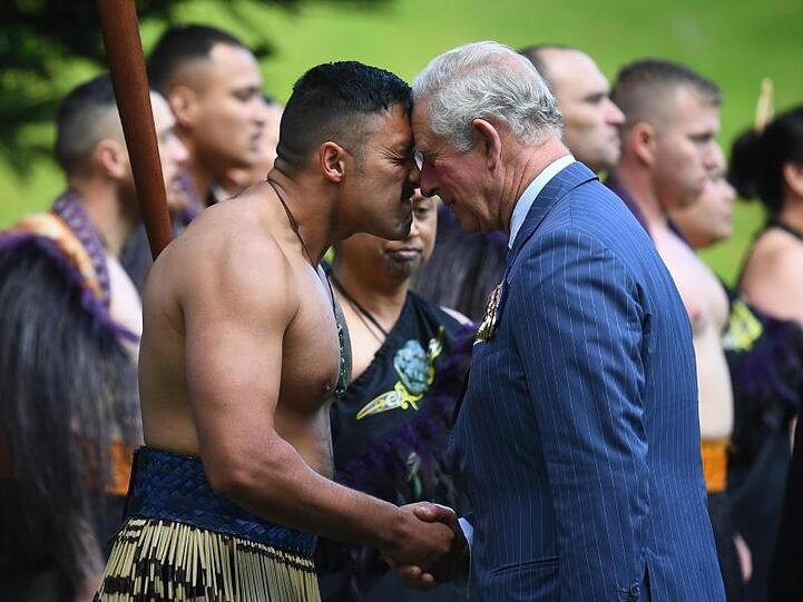 Prinz Charles wird traditionell von einem Maori mit einem Hongi begrüßt.