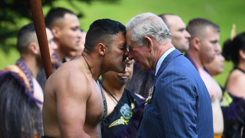 Prinz Charles wird traditionell von einem Maori mit einem Hongi begrüßt. Prinz Charles wird traditionell von einem Maori mit einem Hongi begrüßt.
