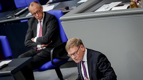 "Au&szlig;enpolitik aus einem Guss" zwischen Kanzleramt und Ausw&auml;rtigem Amt: Au&szlig;enminister Johann Wadephul zieht eine positive Zwischenbilanz der Zusammenarbeit mit Kanzler Friedrich Merz (beide CDU).